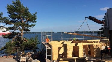 Construction d’un immense sauna en bois sur une île à Helsinki en Finlande